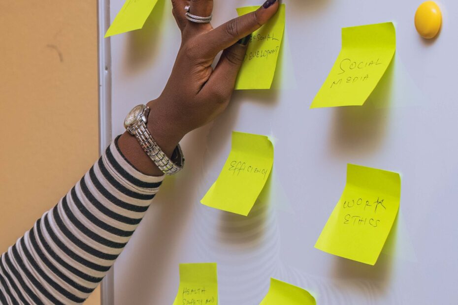 hand of a social media manager putting up post it notes